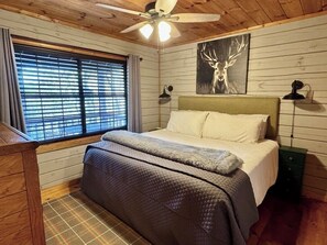 2 bedrooms, iron/ironing board, free WiFi, bed sheets - Stargazer Cabin: Sauna, Rooftop Deck, Fire Pit, Indoor Wood Fireplace, Privacy (Blue Ridge)