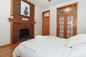 Iron/ironing board, WiFi, bed sheets - Spacious Modern 3BR / 2BA Apartment in Gramercy (New York)