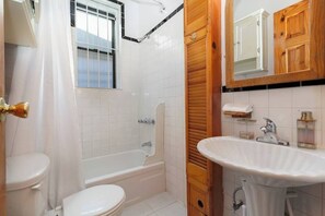 Douche, sèche-cheveux, serviettes fournies, savon