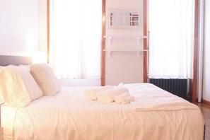 Iron/ironing board, WiFi, bed sheets - Spacious Modern 3BR / 2BA Apartment in Gramercy (New York)