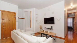 Unclassified image, 5 of 8, button - Spacious Modern 3BR / 2BA Apartment in Gramercy (New York)