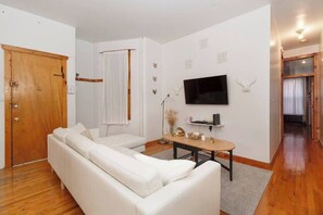 Living area - Spacious Modern 3BR / 2BA Apartment in Gramercy (New York)