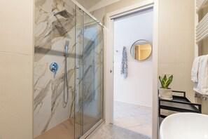 Douche, séchoir à cheveux, bidet, serviettes fournies
