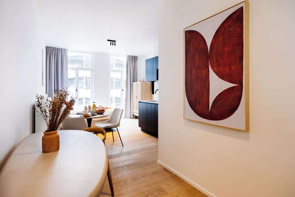 Stylish and bright living room with view on the vibrant city center