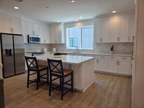 Private kitchen - Spacious 4-bedroom townhome in beautiful Long Beach with AC (Long Beach)
