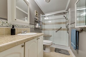 Hair dryer, towels - Weeki Wachee Family Getaway: Canal-Front Home (Spring Hill)