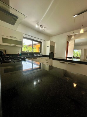 Private kitchen - Villa Alana (Vaitape)