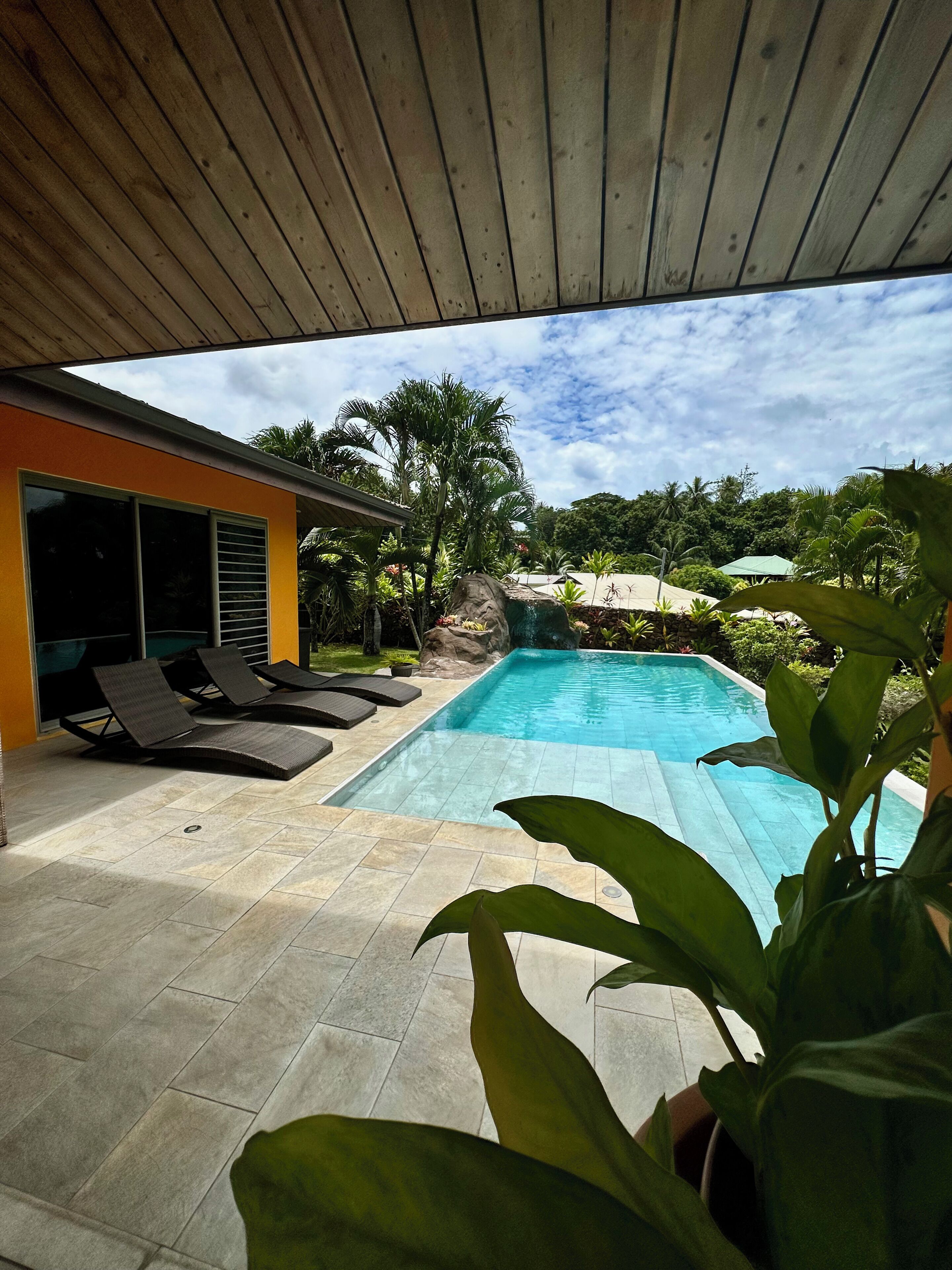 Una piscina al aire libre