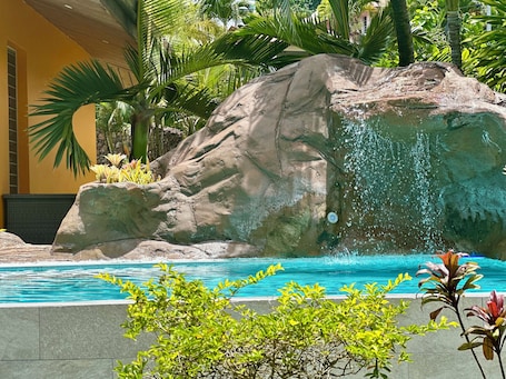 Una piscina al aire libre