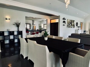 Dining room - Villa Alana (Vaitape)