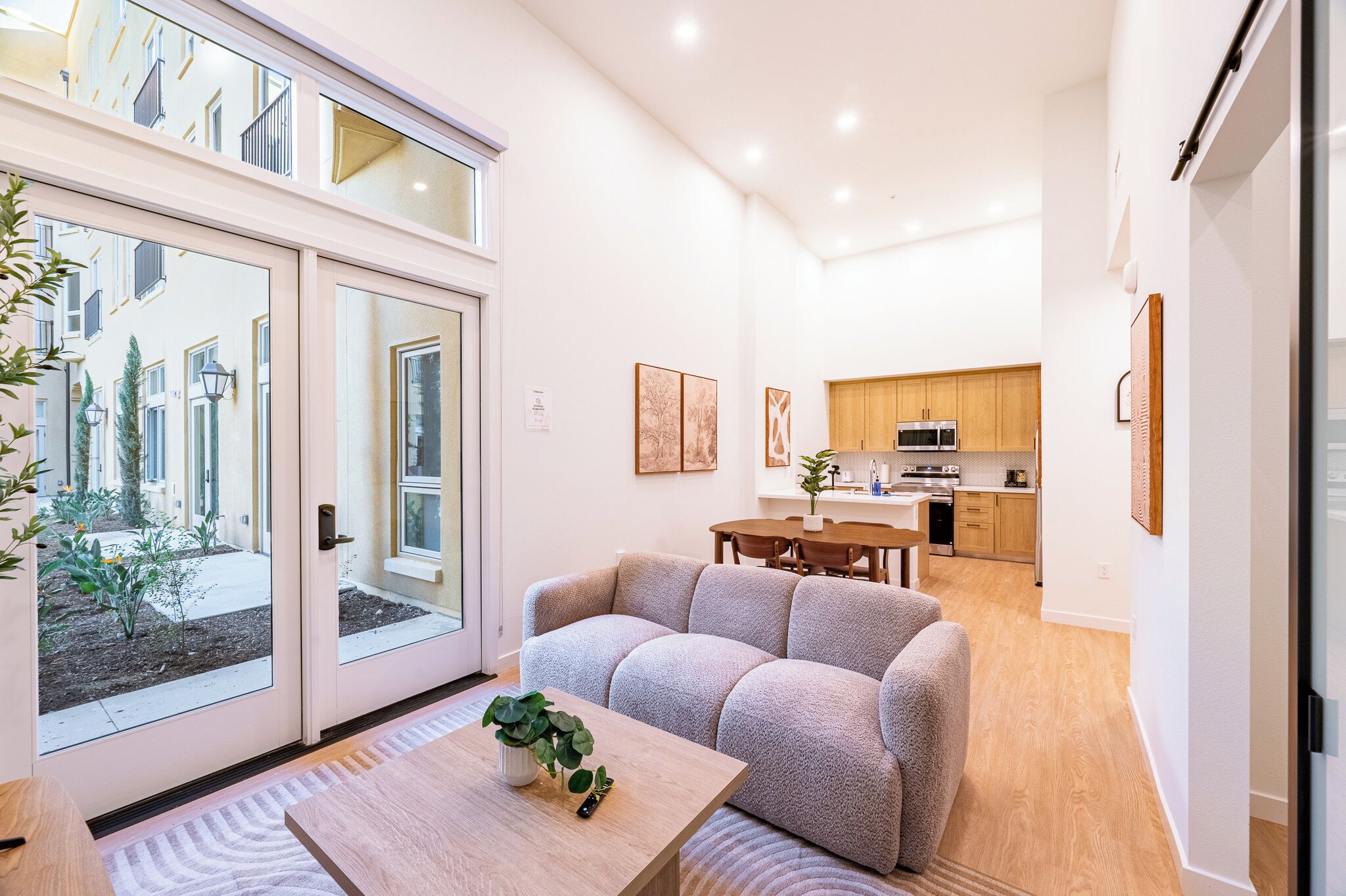 Smart TV, futbolito, mesa de ping pong