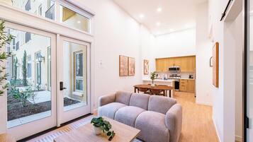 Smart TV, futbolito, mesa de ping pong