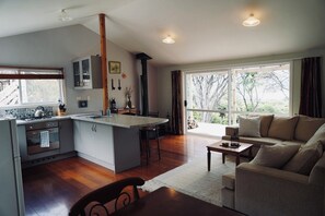 Living area - The Lazy Sailor - slow living retreat (Great Barrier Island / Aotea)