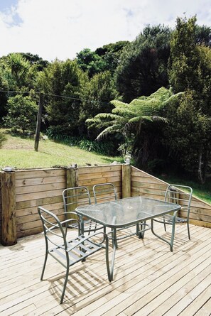 Outdoor dining - The Lazy Sailor - slow living retreat (Great Barrier Island / Aotea)