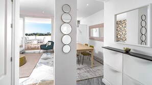 Ein modernes Interieur mit Essbereich, Küche und Blick ins Freie.