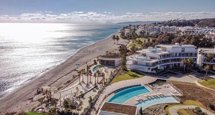 TE- Luxury Resort, Front Line Beach, Families Only