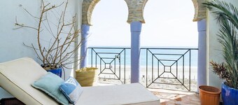 Lap- 3 bed Apartment on the Beach. Families Only