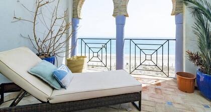 Lap- 3 bed Apartment on the Beach. Families Only