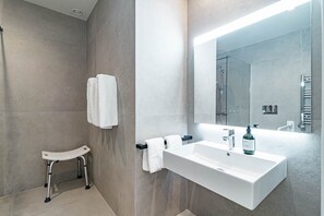 Apartment (1 Bedroom) | Interior - A5- Seaclub Suites by Roomservices (Estepona)