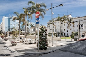 Apartment (1 Bedroom) | Interior - A5- Seaclub Suites by Roomservices (Estepona)