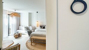 Ein modernes Schlafzimmer mit einem großen Bett, einer hölzernen Sitzbank, einer Pendelleuchte und einer an der Wand befestigten Zahl '6'.