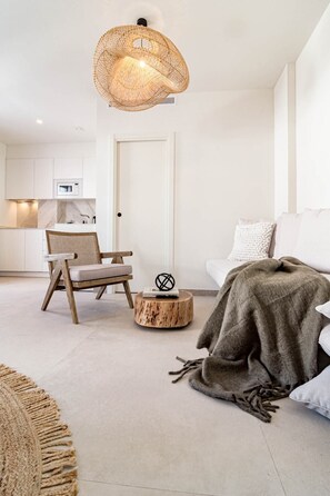 Apartment (1 Bedroom) | Interior - A7- Seaclub Suites by Roomservices (Estepona)