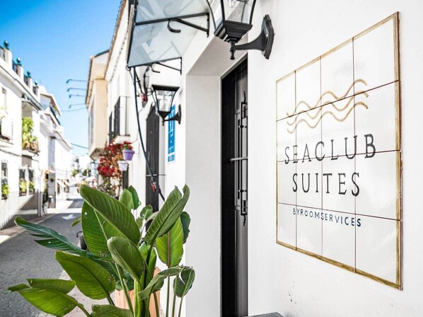 A building with a sign for "SEACLUB SUITES BYROOM SERVICES". - A1- Seaclub Suites by Roomservices (Estepona)