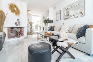 Una sala de estar moderna con chimenea, un sofá, una mesa de centro y un perro.