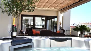 Apartment (3 Bedrooms) | Front of property