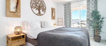 Lcr4 - Large 3-bedroom Apartment Near Beach