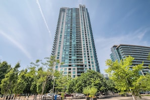 Exterior - Neptune Fort York Suites (Toronto)