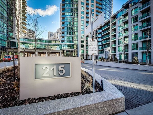 Building design - Neptune Fort York Suites (Toronto)