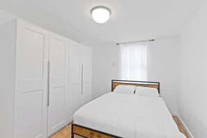 2 bedrooms, iron/ironing board, WiFi