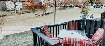 4 Minute Walk Downtown, Skyline View from Deck