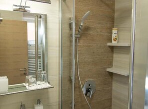 Douche, sèche-cheveux, serviettes fournies