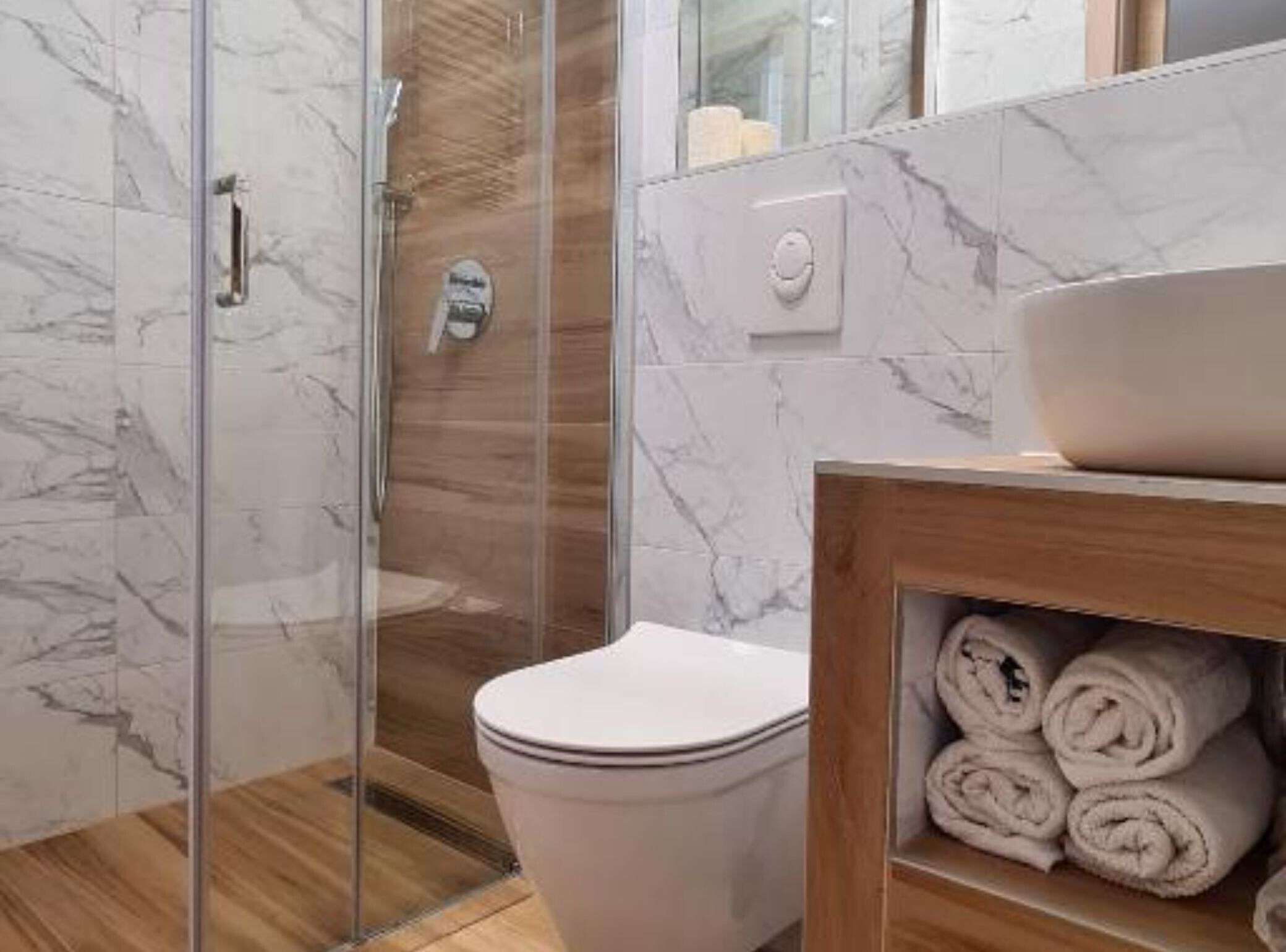 Shower, hair dryer, towels