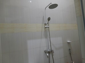 办公桌、笔记本电脑工  作区、免费 WiFi