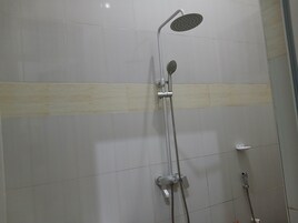 Escritorio, espacio para trabajar con laptop y wifi gratis 