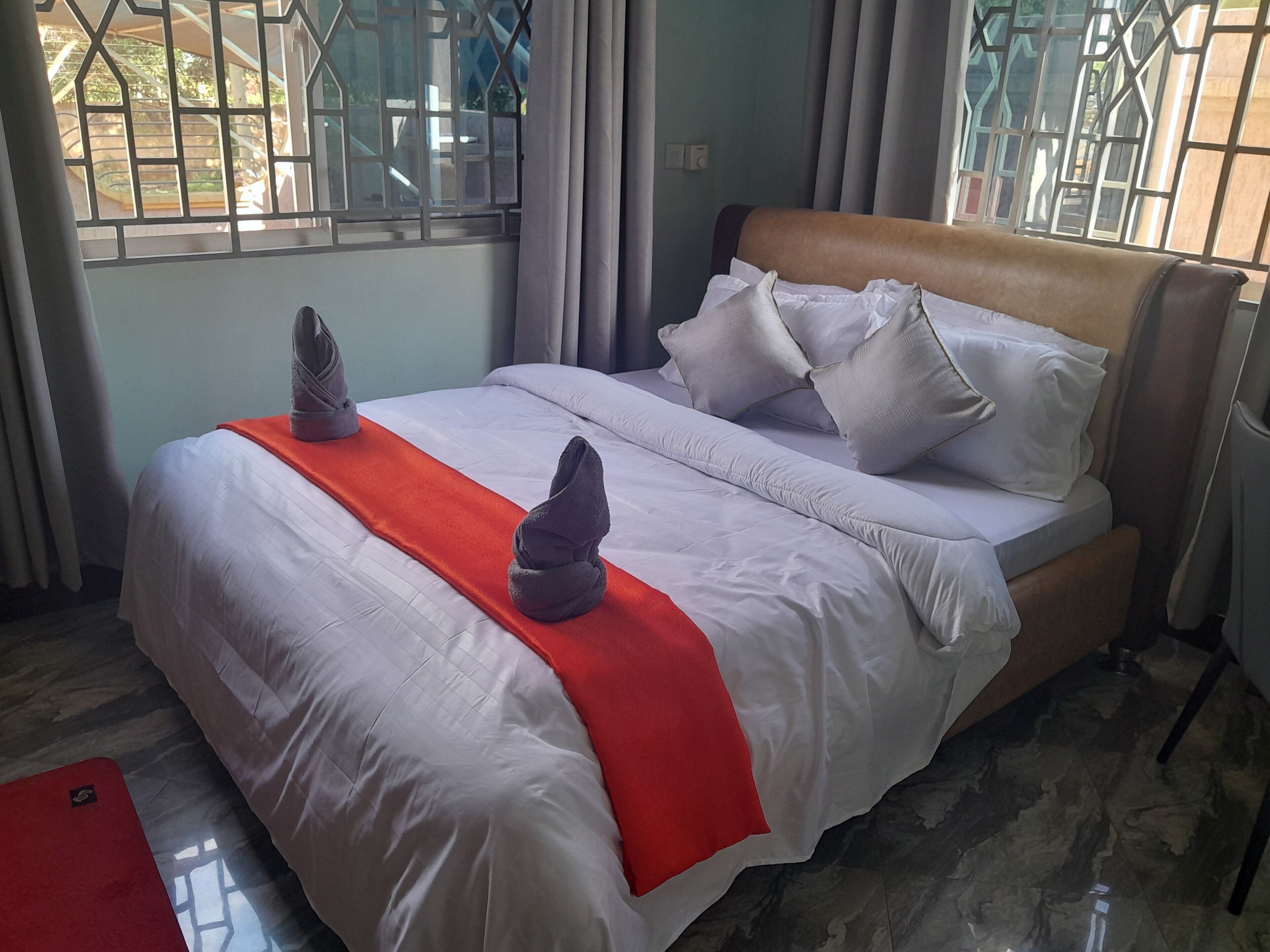 办公桌、笔记本电脑工作区、免费 WiFi