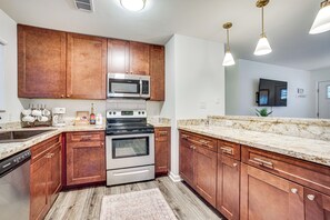 Fridge, microwave, stovetop, dishwasher - Relax Fireside: Family Home 6 Mi to Dtwn Beaufort! (Beaufort)