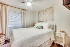 3 bedrooms, iron/ironing board, Internet, bed sheets - Relax Fireside: Family Home 6 Mi to Dtwn Beaufort! (Beaufort)