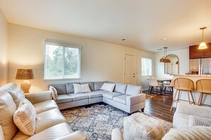 TV, books - Relax Fireside: Family Home 6 Mi to Dtwn Beaufort! (Beaufort)