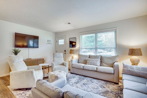 Relax Fireside: Family Home 6 Mi to Dtwn Beaufort!