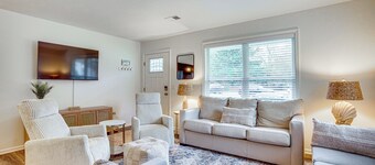 Relax Fireside: Family Home 6 Mi to Dtwn Beaufort!