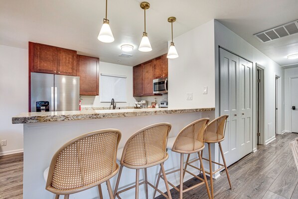 Fridge, microwave, stovetop, dishwasher - Relax Fireside: Family Home 6 Mi to Dtwn Beaufort! (Beaufort)