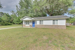 Exterior - Relax Fireside: Family Home 6 Mi to Dtwn Beaufort! (Beaufort)