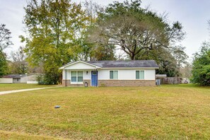 Exterior - Relax Fireside: Family Home 6 Mi to Dtwn Beaufort! (Beaufort)