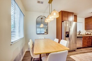 Dining - Relax Fireside: Family Home 6 Mi to Dtwn Beaufort! (Beaufort)