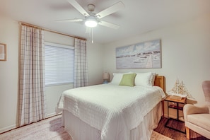 3 bedrooms, iron/ironing board, Internet, bed sheets - Relax Fireside: Family Home 6 Mi to Dtwn Beaufort! (Beaufort)