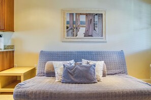 1 bedroom, iron/ironing board, Internet - Beach Access: Seaside Getaway in Dennis Port (Dennis Port)